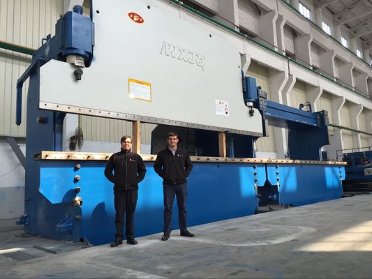 مكابح الضغط الهيدروليكية CNC الدقيقة مع مقياس خلفي لمحرك مؤازر ومسار توجيهي خطي لولبي كروي لدقة ± 0.05 مم