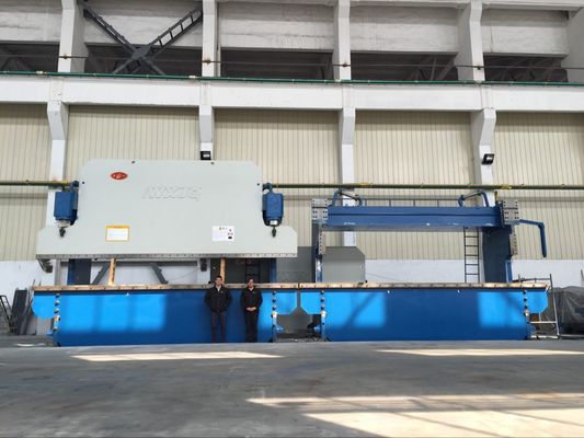 4+1 محور CNC الفرامل الهيدروليكية للضغط مع Delem DA53T المراقب ل 135 طن طلاء معدن الانحناء