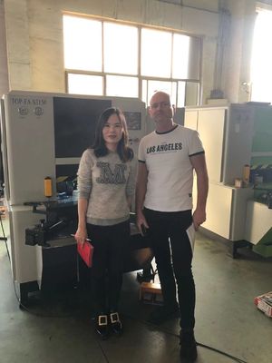 الباب الأوروبي أو خزانة غطاء زاوية الزاوية آلة تشكيل CNC تشكيل قطع مرة واحدة