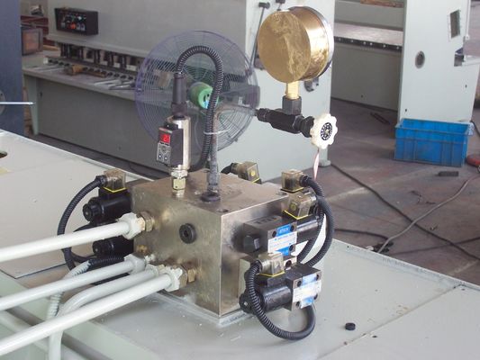 آلة قص الصفائح المعدنية الهيدروليكية CNC لقص الصفائح المعدنية، يتراوح وزنها من 2000 كجم إلى 10000 كجم، حل قطع دقيق.